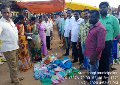 வாரச்சந்தையில் பிளாஸ்டிக் பொருள்கள் பறிமுதல் வாரச்சந்தையில் பிளாஸ்டிக் பொருள்கள் பறிமுதல்