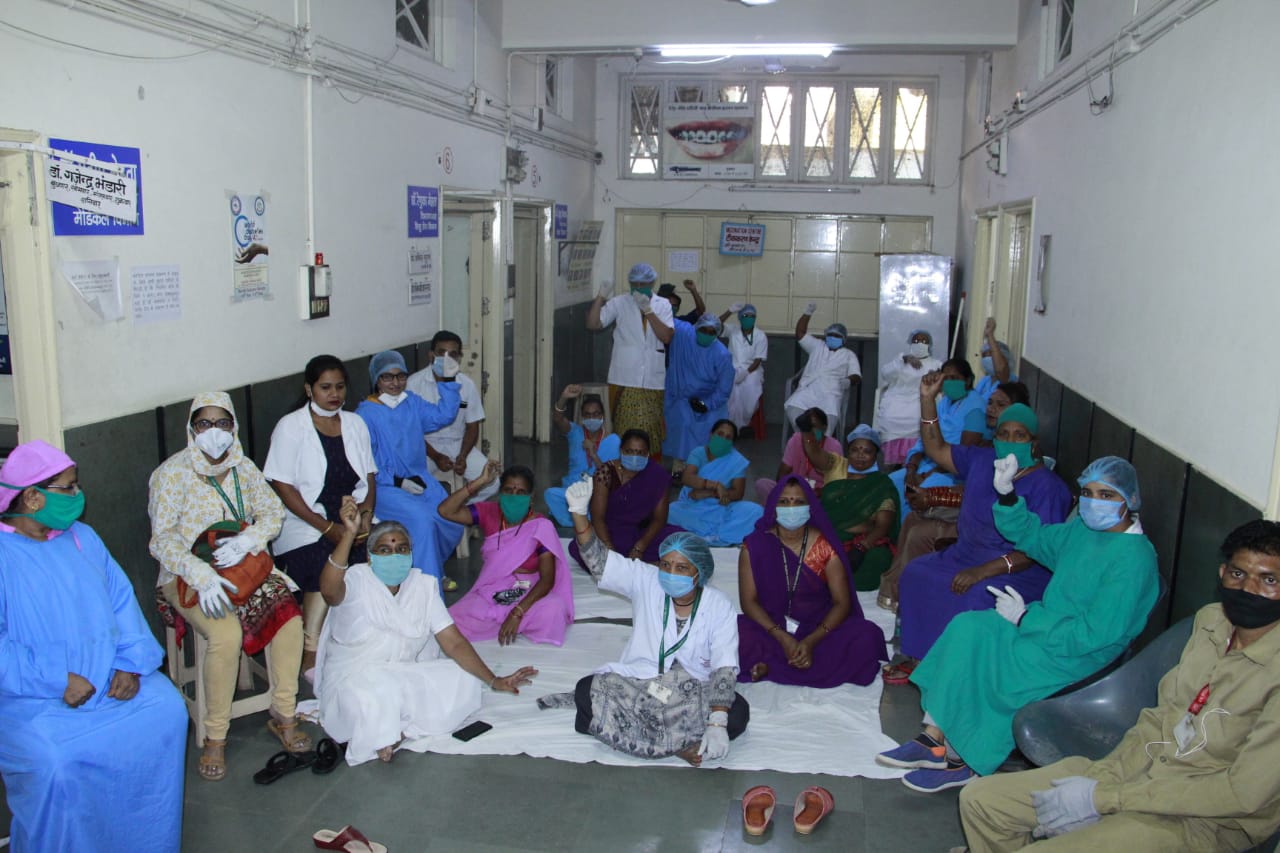 Indore Geeta Bhawan Hospital Staff Strike Work Over Non Payment Of Salary