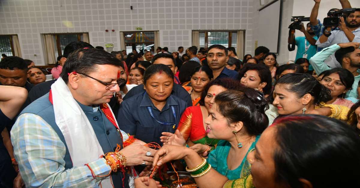 मुख्यमंत्री धामी के बड़ी संख्या में प्रदेश की महिलाओं ने बांधी राखी