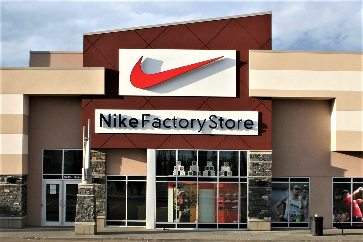 Factory outlet. Nike Factory. Завод Nike. Nike фабрика фото.