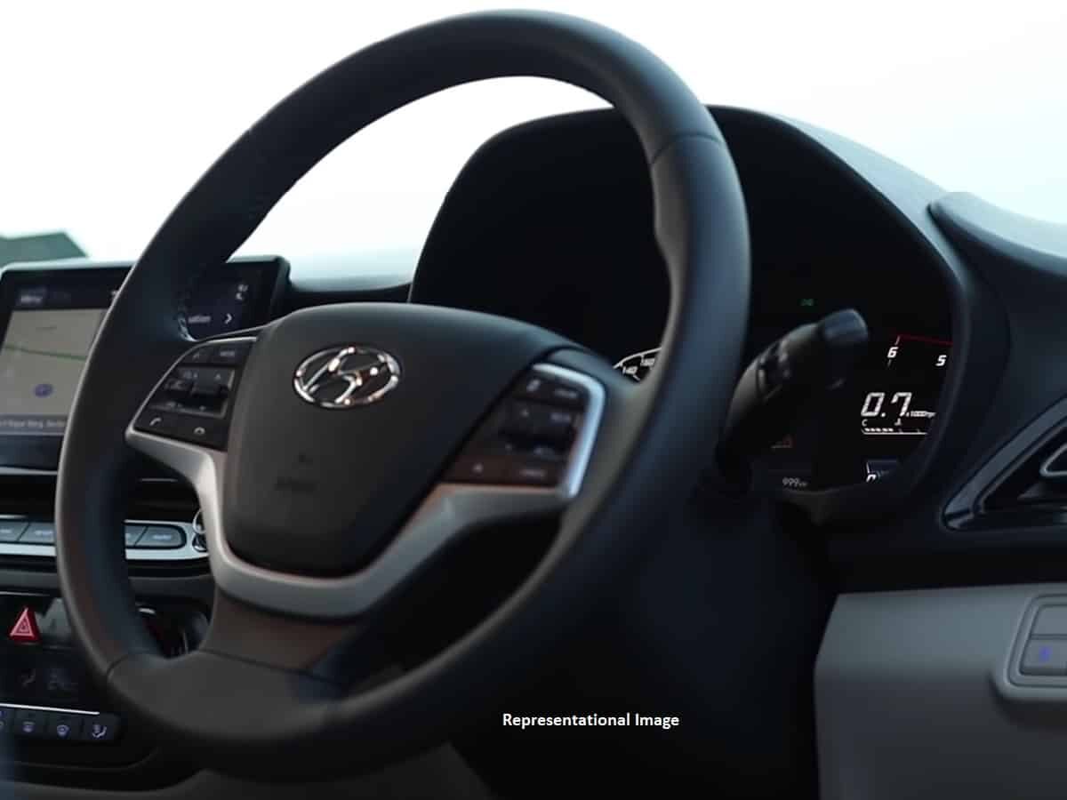 2023 Hyundai Verna Interior Spied Ahead of India Launch; Features  Dual-screen Setup - autoX
