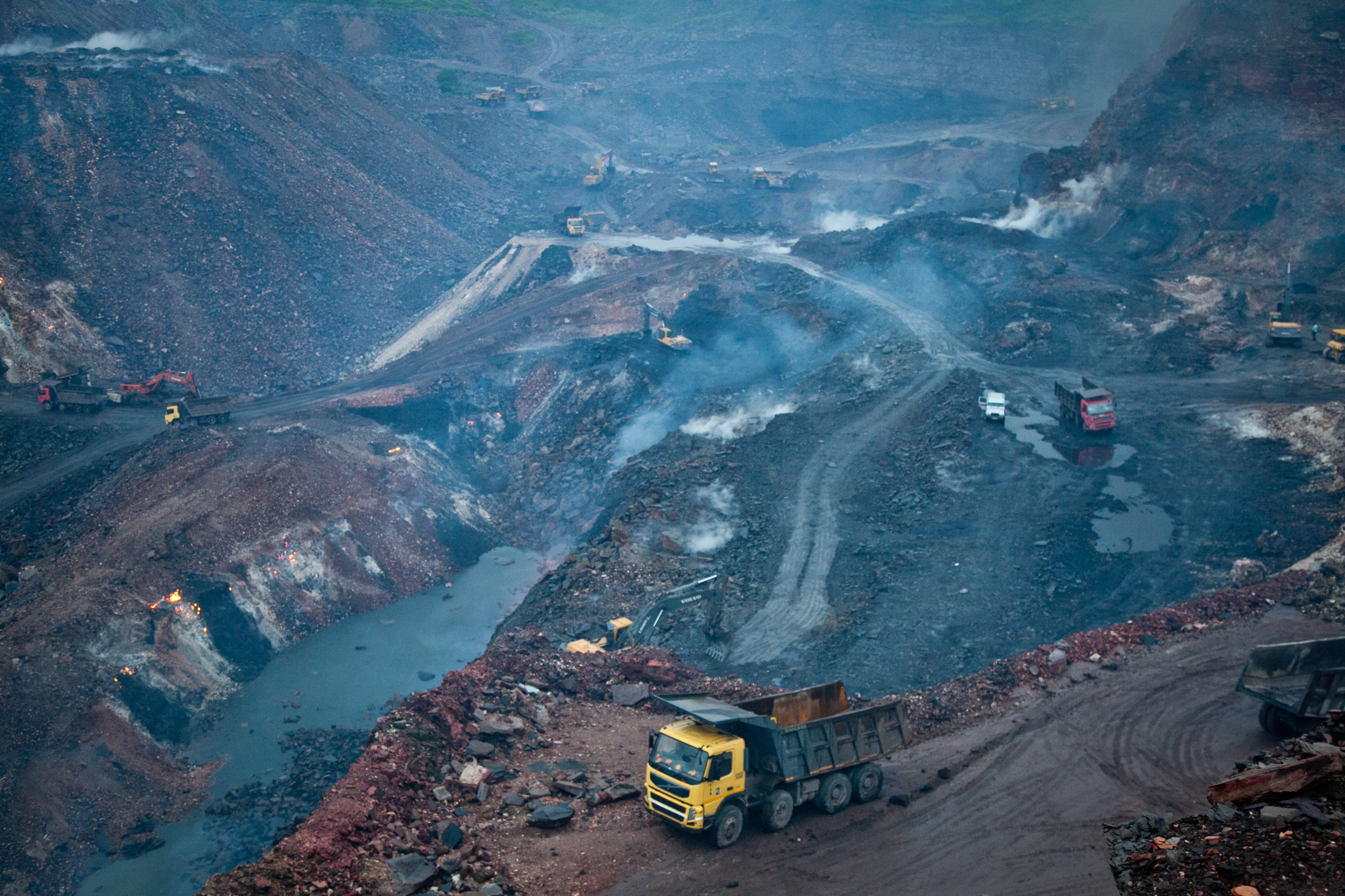 Малайзия добыча. Индия угольная промышленность. Месторождения угля в Индии. Угольные Шахты Индии. Добыча угля в Индии.