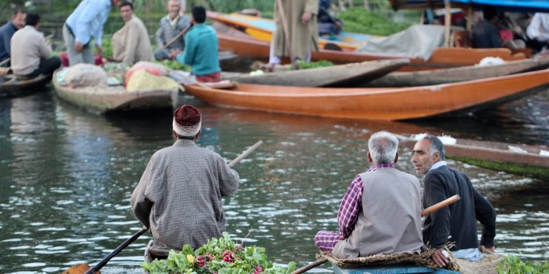 OLX India - A phone. A picture. And a lifetime of friendship in Kashmir   #CampaignThrowback: Often in life, the most beautiful experiences happen  when we are able to give happiness to