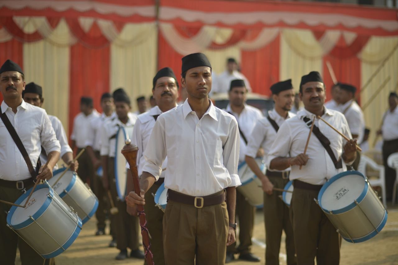 RSS took out street movement on Vijayadashami | RSS ने निकाला विजयादशमी पर  पथ संचलन: शस्त्र पूजन कर मनाया संघ स्थापना दिवस,बोले - राष्ट्र को मजबूत  करने का करें काम ...