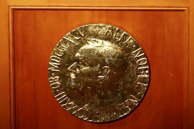 Nobel Souvenir Prize Medal in Economic Sciences Sveriges Riksbank Sweden USA 