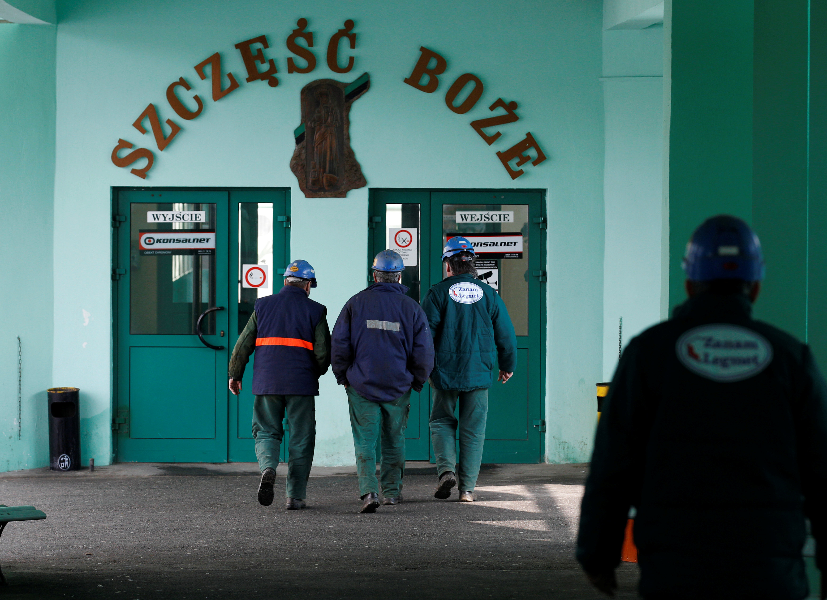 Разрушенные дома. Разрушения после землетрясения. Землетрясение в польше. Легница на карте польши. Тоннель шахты.