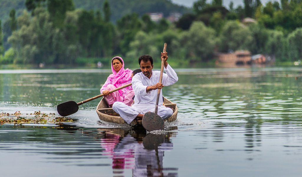 OLX India - A phone. A picture. And a lifetime of friendship in Kashmir   #CampaignThrowback: Often in life, the most beautiful experiences happen  when we are able to give happiness to