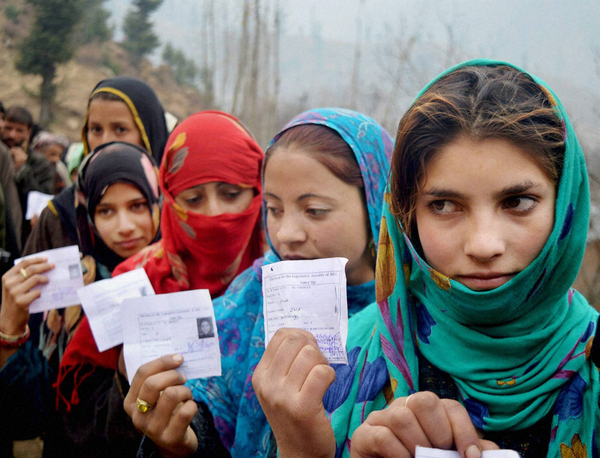 जम्मू कश्मीर में धारा 370 हटने के बाद घाटी में पहली बार महिला मतदाता पुरुषों से अधिक, जानकार बोले- आश्चर्यजनक बदलाव