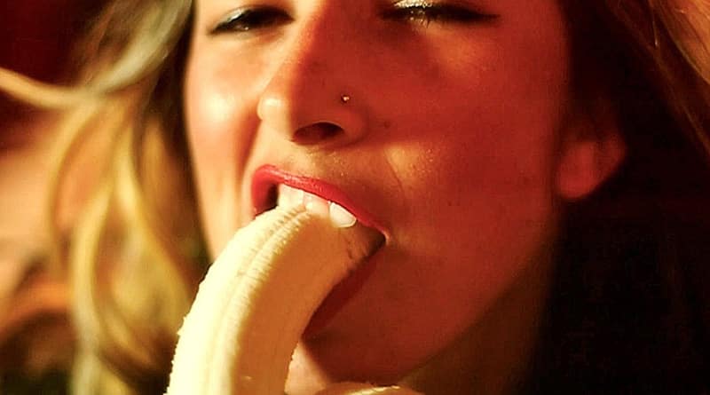 Xotinining anus teshigining yaqindan korinishi