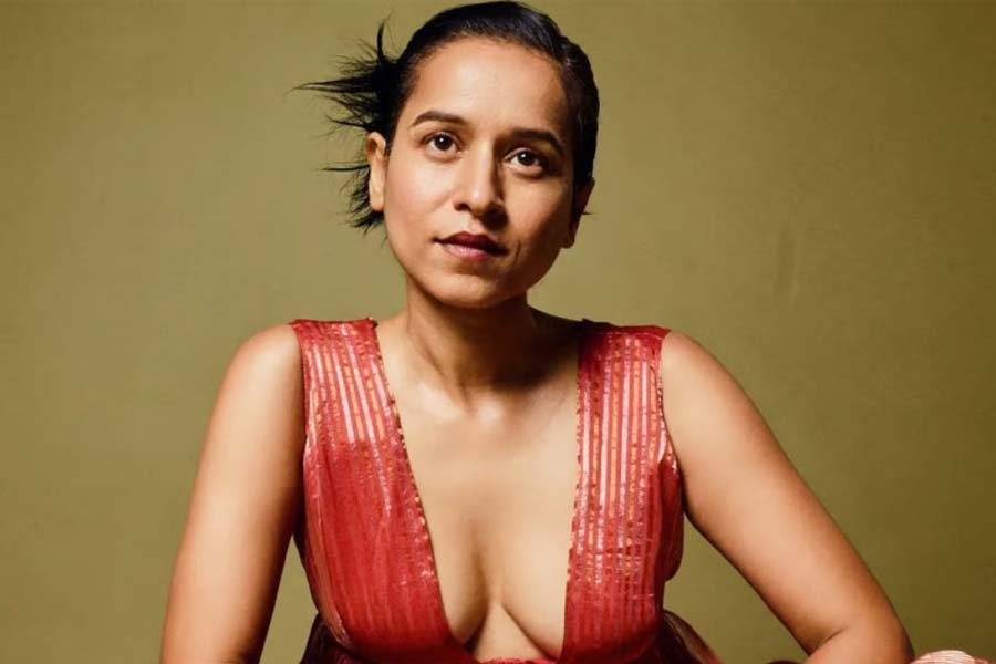 Ular olomon ichida bir qizning ichiga kiradilar Ular uni sikadilar va u dostlari bilan oynaydi.